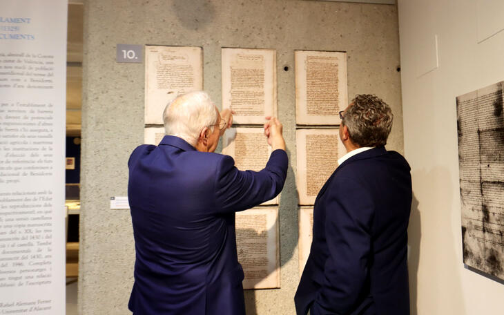 Una exposición explica la historia de la Carta de Poblament de 1325 a través de los documentos que se conservan